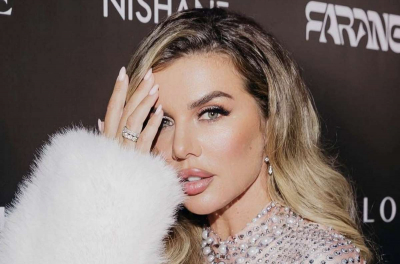 «Я могу и без новостей»: Седокова снялась в платье с глубоким декольте